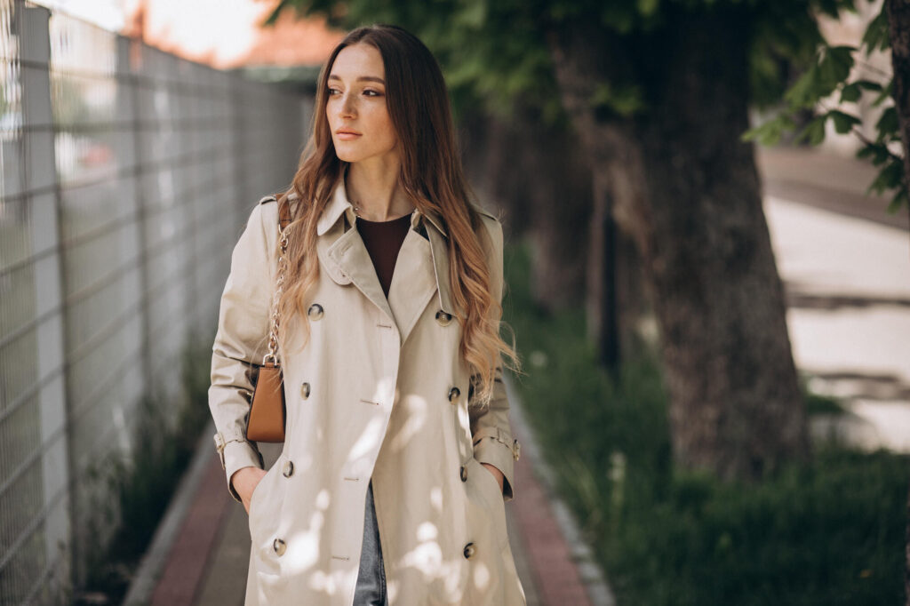 Siga a leitura no Blog Brasil em Gotas e veja como usar um trench coat feminino no seu dia a dia.