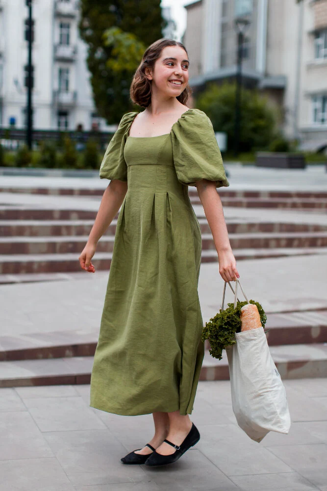 Descubra como usar vestido midi no dia a dia
